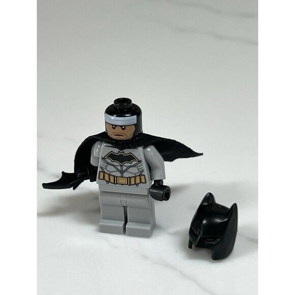 LEGO Batman DC Super Heroes Minifigure w/ Cape sh786 (76183) - Picture 3 of 3